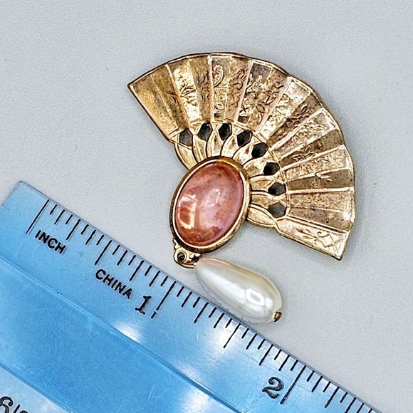 Vintage Fan Brooch Pink Lucite Cabochon White Pearl Dangle Estate Jewelry Pin - Picture 10 of 11
